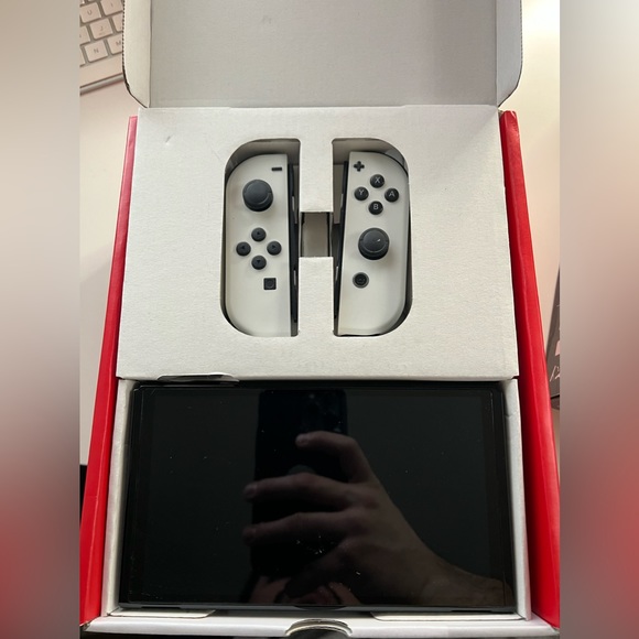 Nintendo Switch OLED White - Picture 2 of 2
